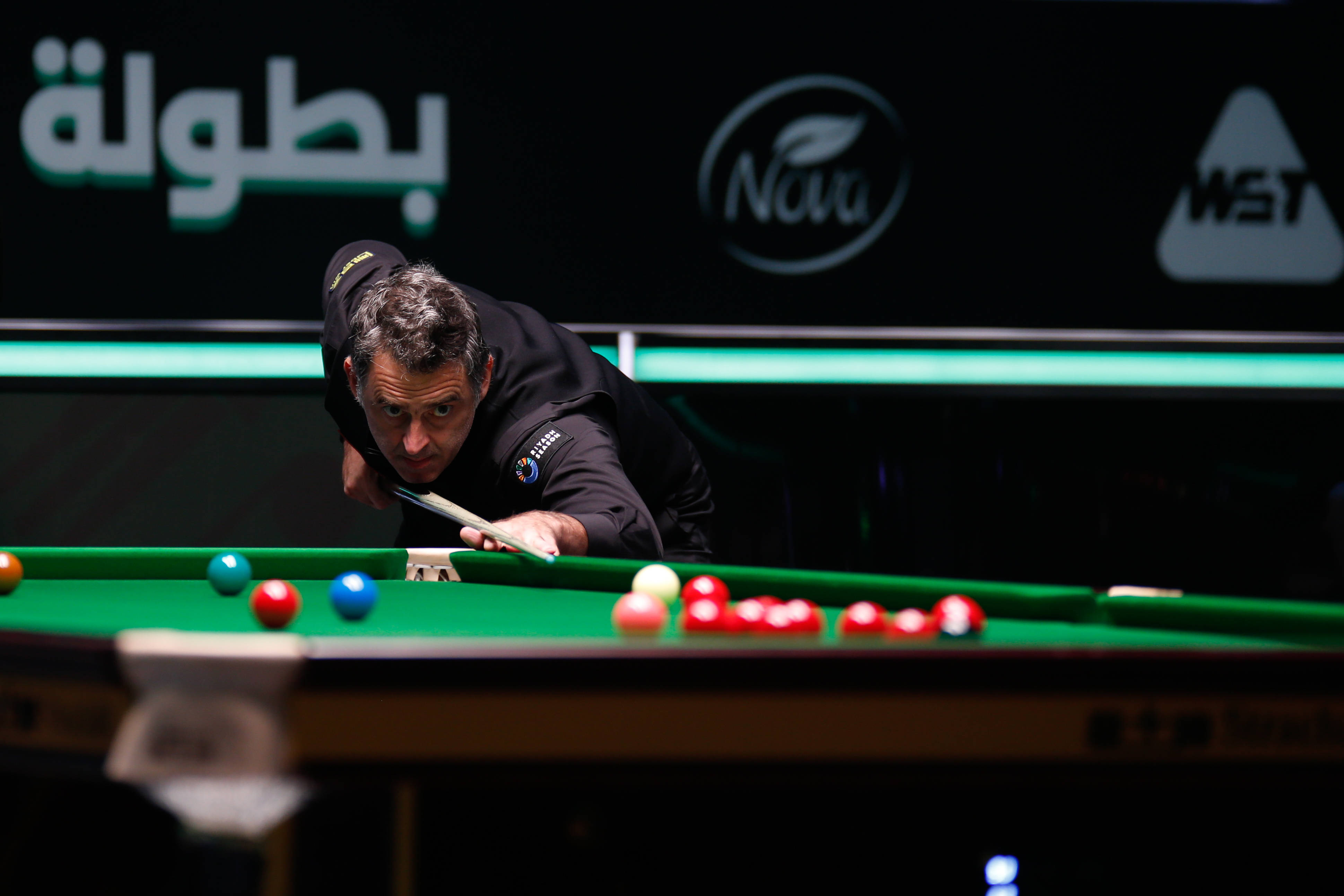 34分钟0-3落后！36岁郑铮苦笑36岁大雷沮丧 替补席黄政宇还在嬉笑.